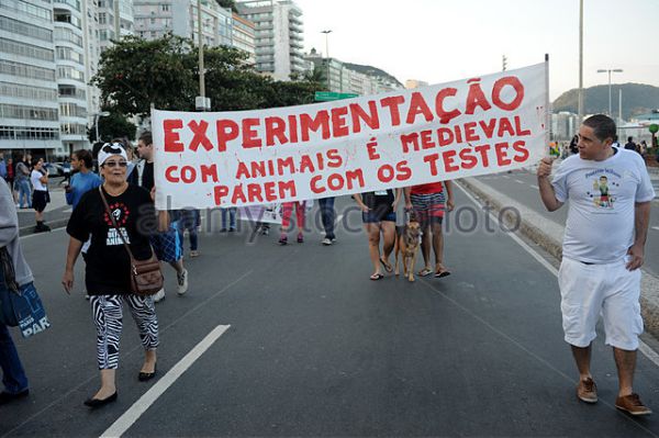 Río de Janeiro, Brasil, 20 de julio de 2014. Manifestantes por los derechos de los animales protestan contra la vivisección y los experimentos con animales en una marcha a lo largo del boulevard Copacabana.